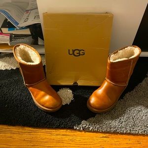 Gently used 100% Authentic 100% leather Uggs
